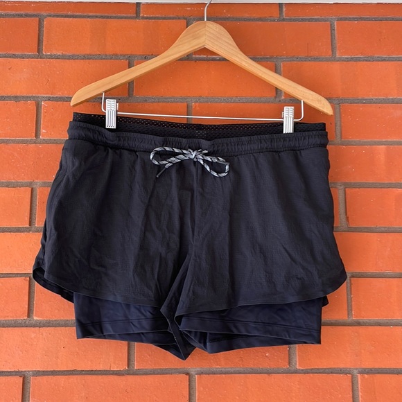 ATHLETA Women's Black CREST 2 in 1 Shortie Shorts Size 14 - Picture 4 of 7